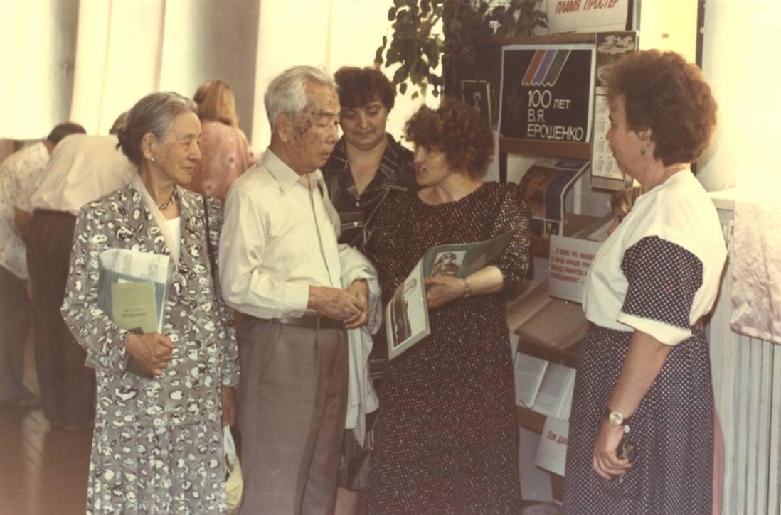 Участник международной конференции в год 100-летия В.Я. Ерошенко Такасуги Итиро с женой у книжной выставки